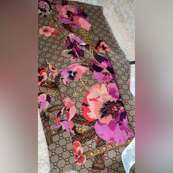Gucci signature with pink flowers .so trndey and new with box and tag - Picture 3 of 3